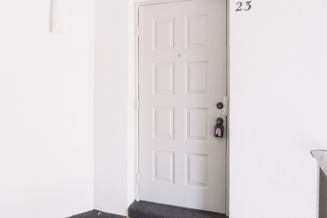 Foto del edificio - NEWLY REDUCED RENTAL PRICE!!