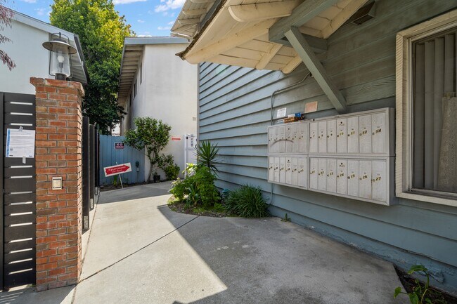 Foto del edificio - 20710 Anza Ave.