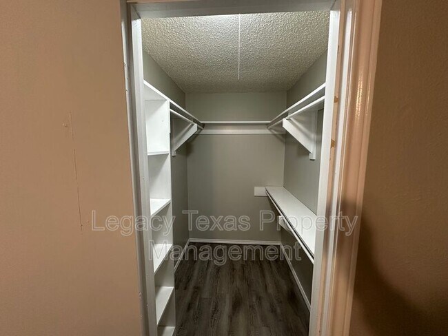 Foto del edificio - Apt A 1116 N Nolan River Rd - Apt A