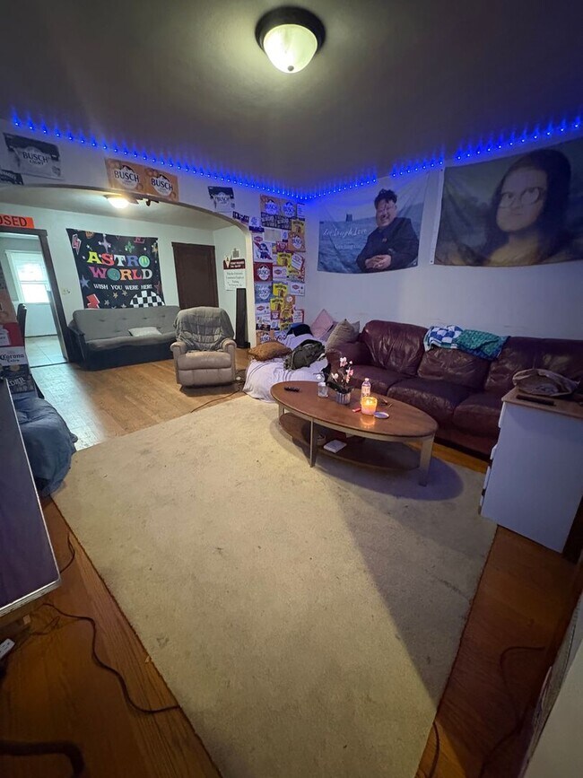 Foto del edificio - Large 4 Bedroom 1.5 Bathroom Apartment