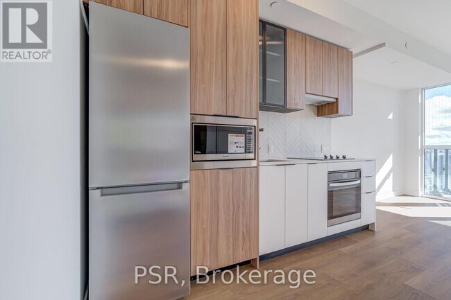 Photo du bâtiment - 1037 The Queensway