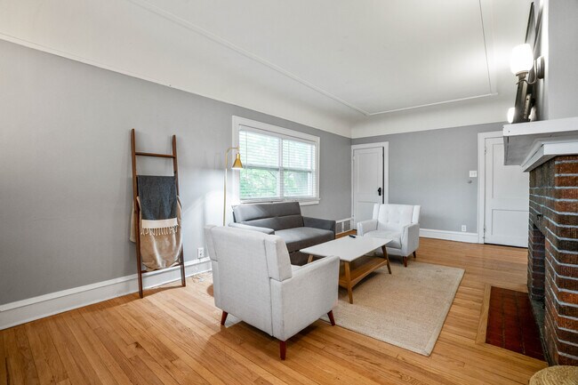 Foto del edificio - 2863 N Frederick Ave