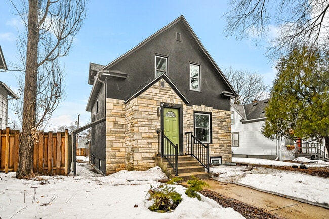 Building Photo - 3127 33rd Ave S