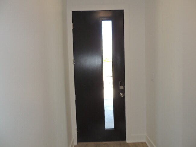 Foto del edificio - 600 Lawrence Ave