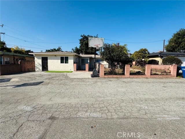 Foto del edificio - 12036 Roseglen St