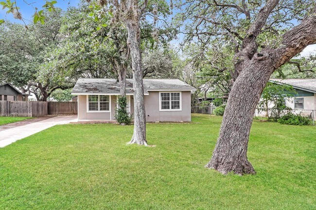 Foto del edificio - 3 bedrooms, HUGE yard, detached workshop & She shed, No HOA - Only 2 miles from Randolph AFB