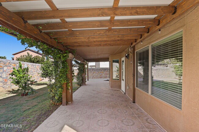 Foto del edificio - 5021 Silver Cholla Dr