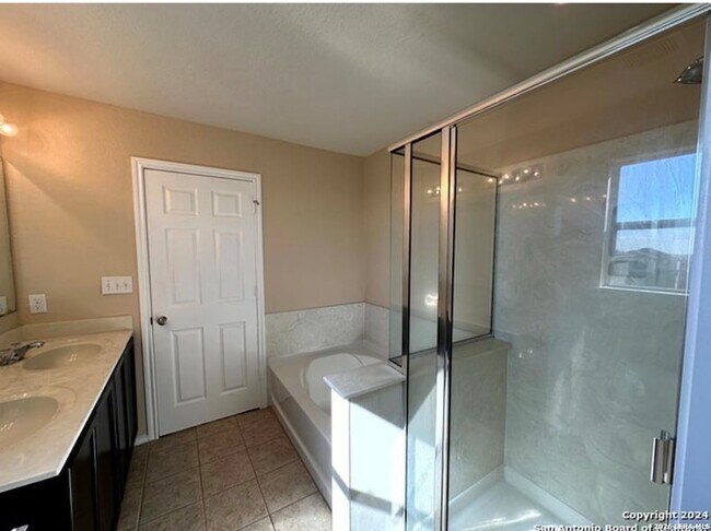 Building Photo - 25007 Cambridge Wl