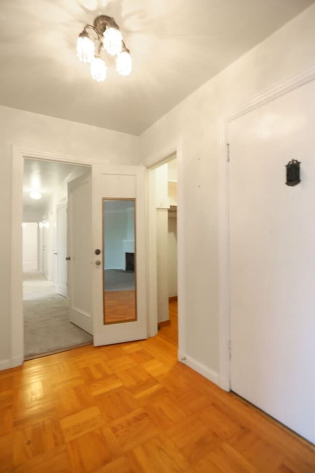 Building Photo - Spacious 2BR/1BA in Glen Park's Miraloma neighborhood, Shared Yard, Pets Considered, Garage (1 Ga...