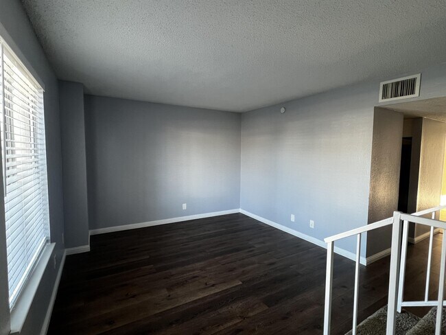 Building Photo - 720 N Torrey Pines Dr