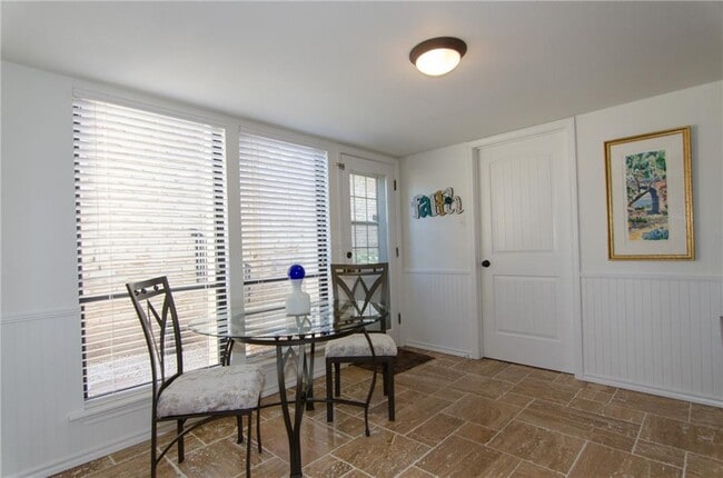 Foto del edificio - 1353 Lost Creek Blvd