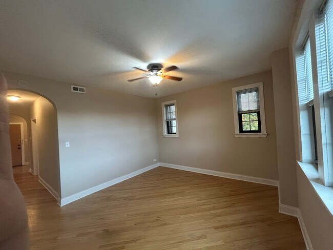 Foto del edificio - 894 Green Bay Rd