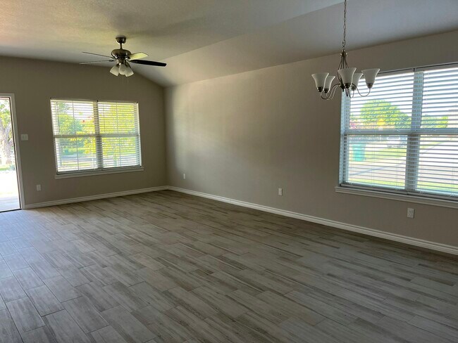 Building Photo - 350 Arnold Drive, Unit A