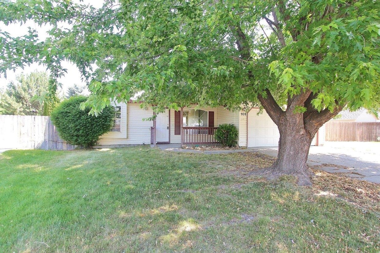 Primary Photo - 978 Johnson Dr