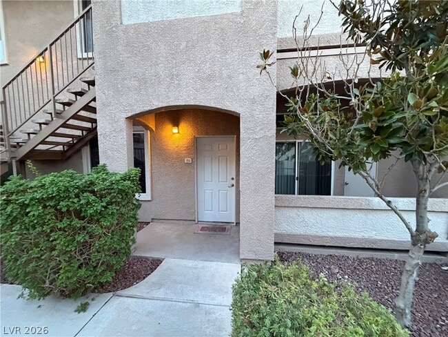 Building Photo - 2305 W Horizon Ridge Pkwy