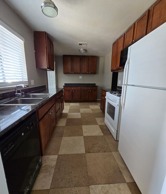 Building Photo - Don't Let This One Slip Away! 3 Bedroom 2 Bathroom Home!