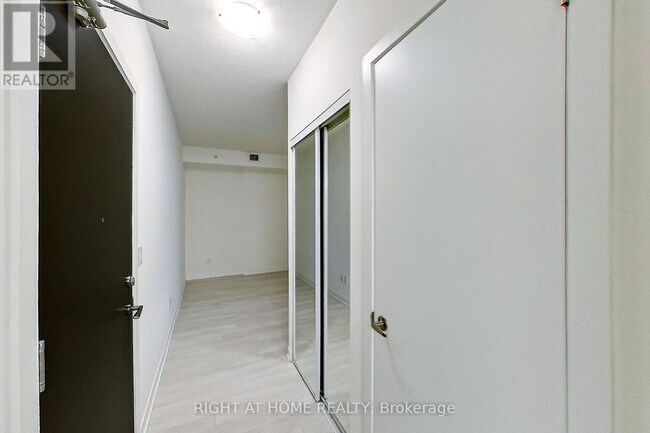 Photo du bâtiment - 550 N Service Rd