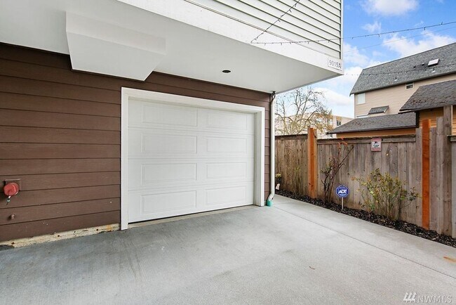 Foto del edificio - 3 bedroom / 2.5 bathroom townhome in West ...