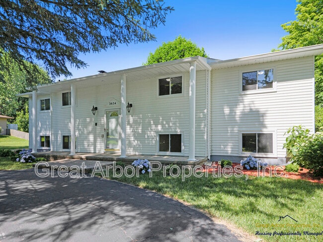 Photo - 3624 Maple Dr House