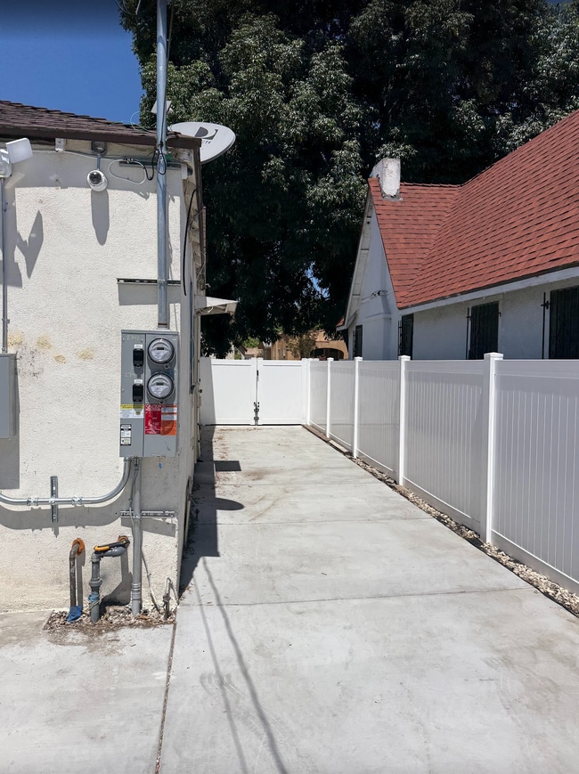 Building Photo - 2344 Gatewood St