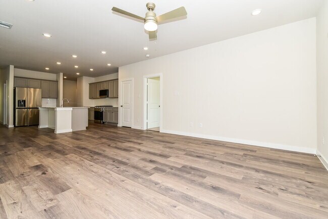 Building Photo - 324 Sun Harvest Dr