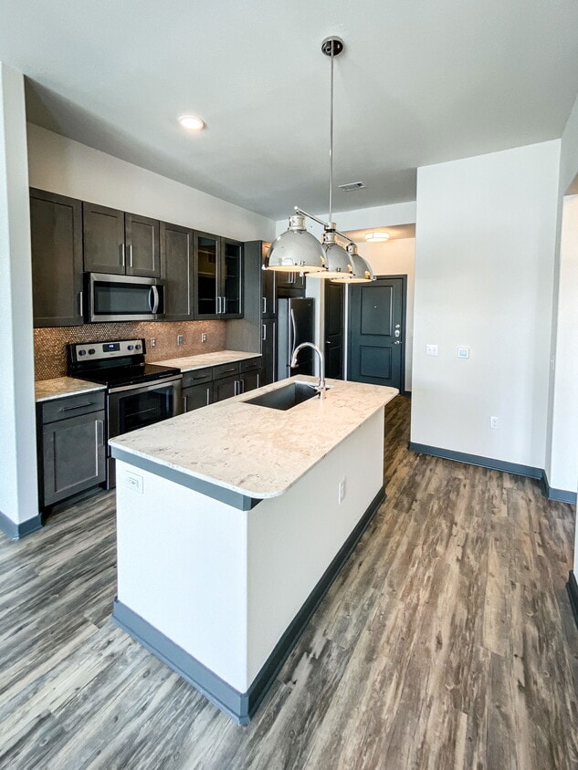 Foto principal - 3021 Crockett St