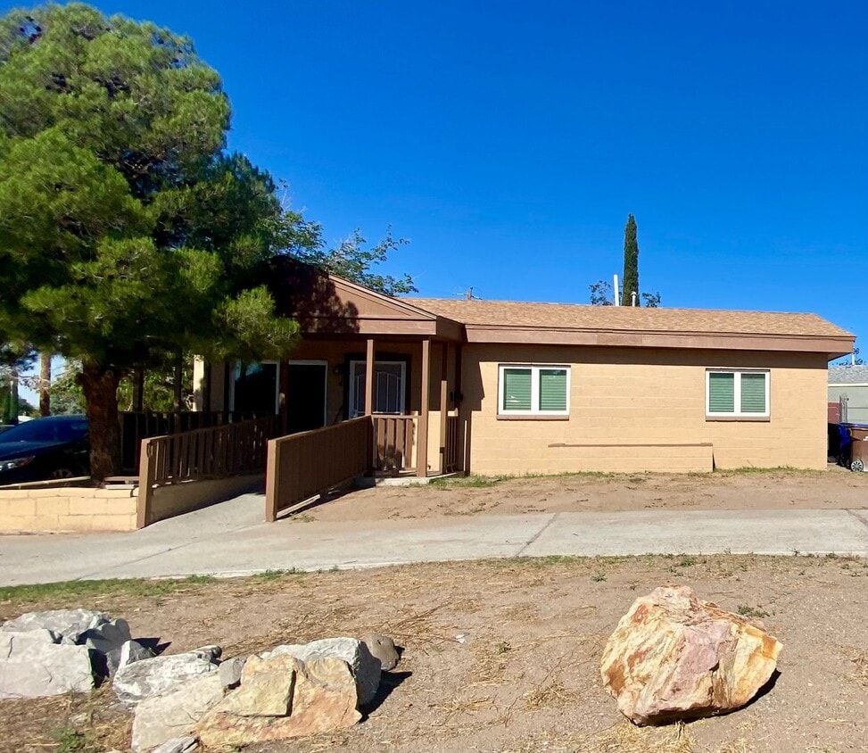 Primary Photo - 1228 Lees Dr