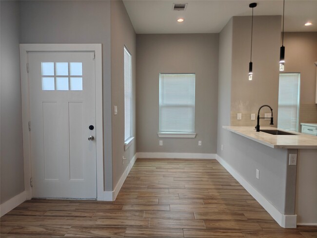 Building Photo - 4124 Vaughn St