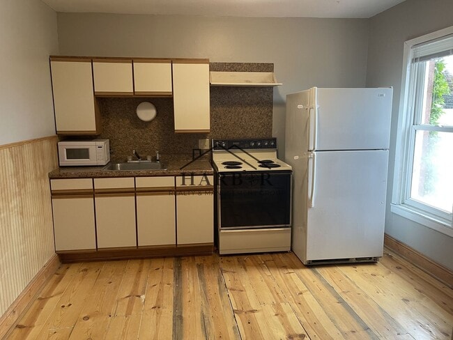 Building Photo - $250 Gift Card Move in Special!