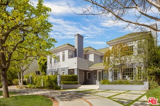 Building Photo - 720 N Crescent Dr