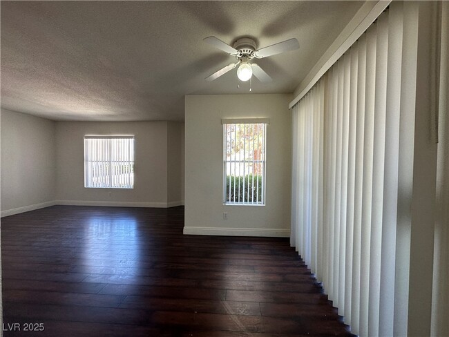 Foto del edificio - 6800 E Lake Mead Blvd
