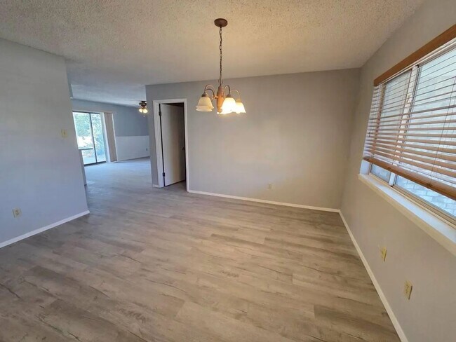 Building Photo - Very well maintained home