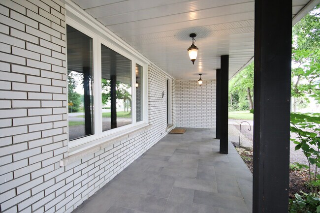 Building Photo - 4 Bedroom House With HUGE Yard