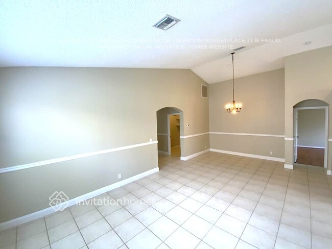 Building Photo - 9549 Lago Dr