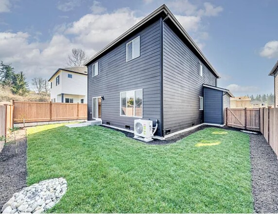 Patio trasero completamente cercado - 7619 11th Pl SE