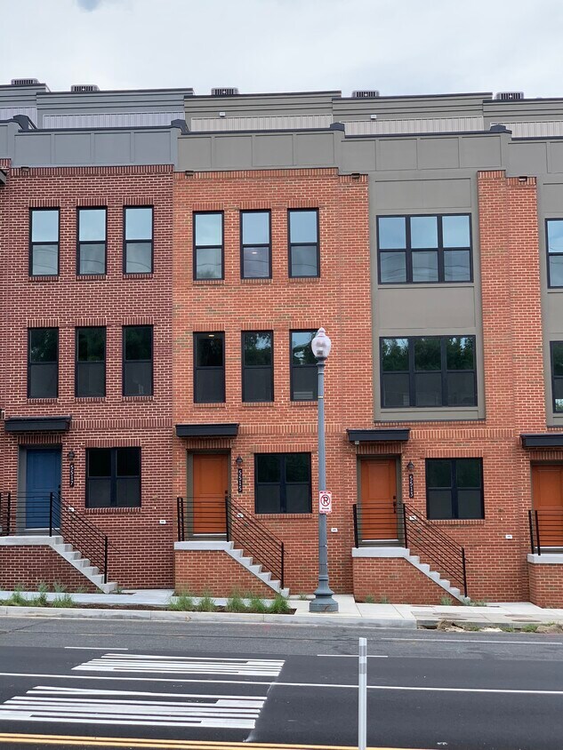 Primary Photo - 5515 South Dakota Ave NE