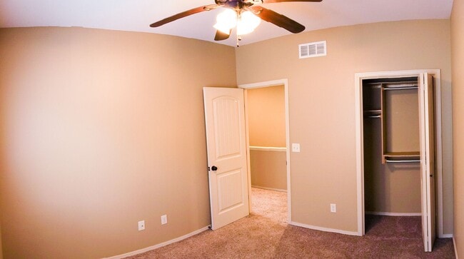 Building Photo - 3-Bed Duplex w Garage + Fenced Yard + Balc...