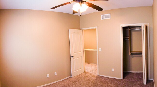 Foto del edificio - 3-Bed Duplex w Garage + Fenced Yard + Balc...