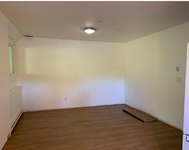 salon - 1483 Tolmie Pl