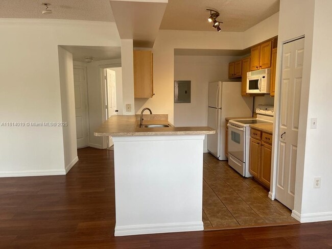 Building Photo - 2412 Centergate Dr