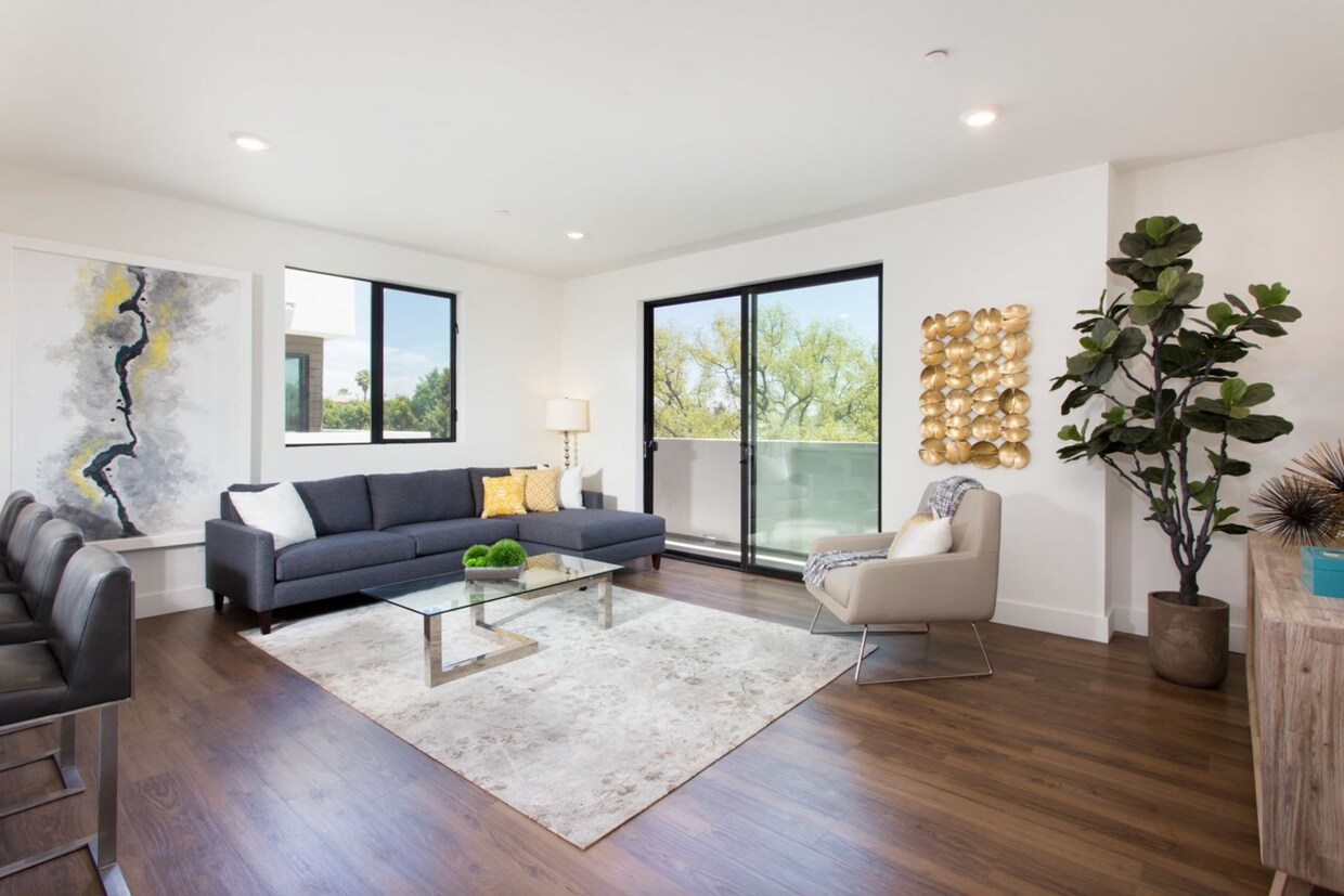 Foto principal - 5727 La Mirada Ave Los Angeles, CA 90038