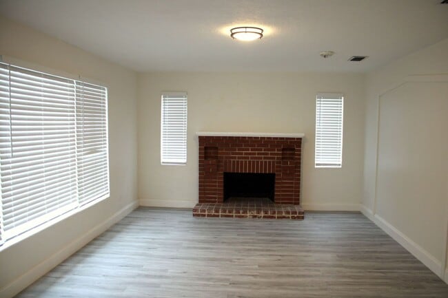Building Photo - Spacious 4 Bedrooms and 2.5 bath FULLY REN...