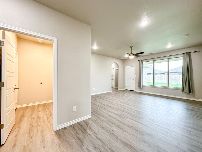 Building Photo - Newer Built 3/2/2 in Frenship ISD!