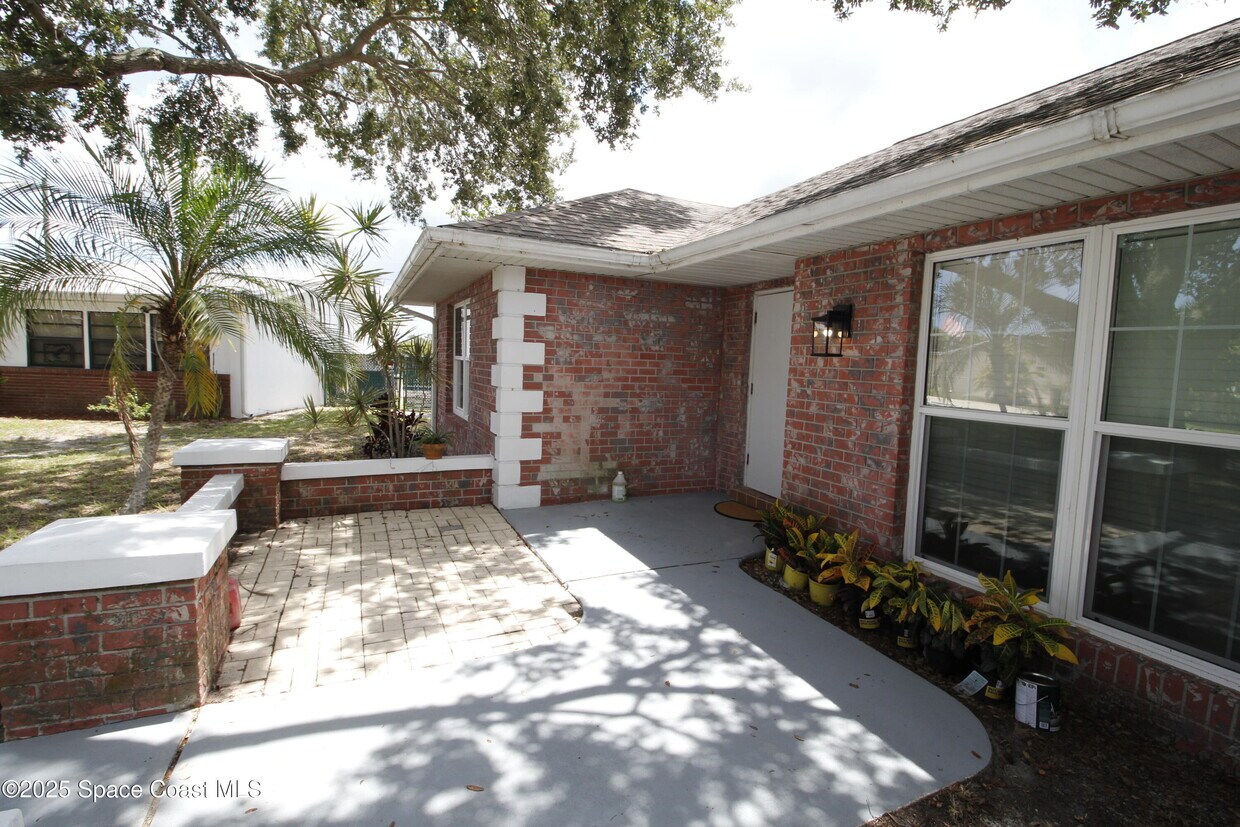Foto principal - 3002 Edgewood Dr NE