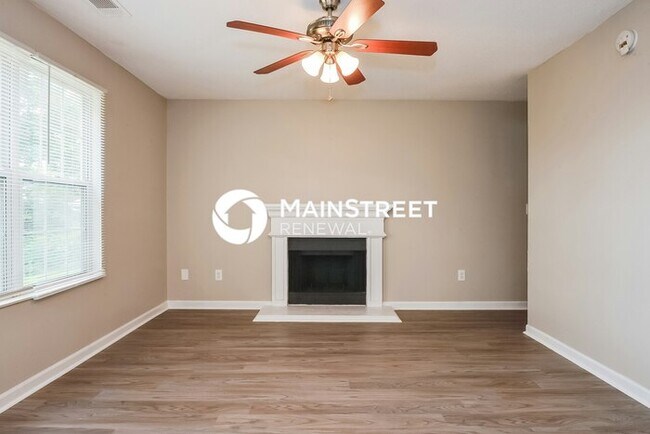 Building Photo - 4 Bedroom Pet-Friendly Home in Lithonia, GA with Main Street Renewal