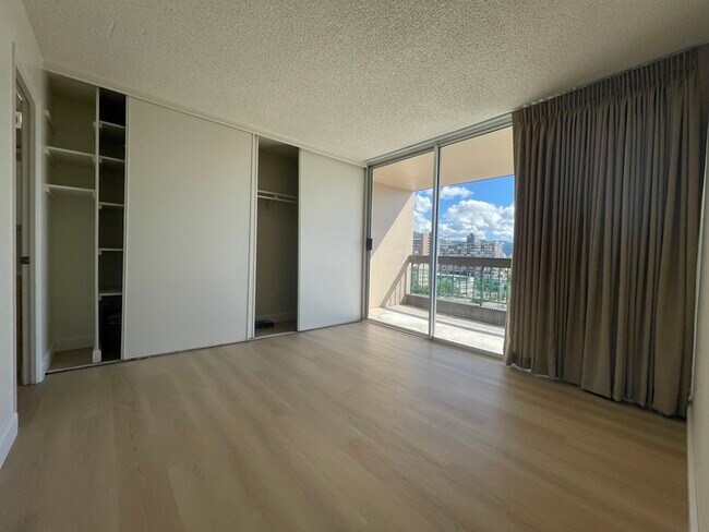 Foto del edificio - To register for the showing time below, note the 4 digit code: 4242 and click "APPLY NOW."(mobile...