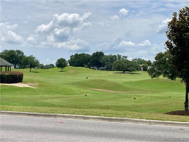 Foto del edificio - 614 W Fairways View Dr