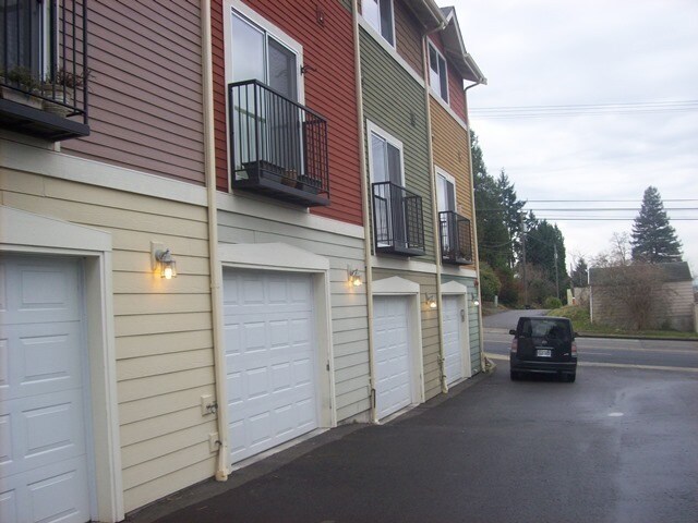 Building Photo - 2 bdrm 2.5 bath Townhouse with garage!$169...