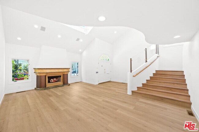 Building Photo - 244 S Almont Dr