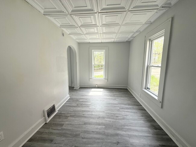 Building Photo - 358 Russell St